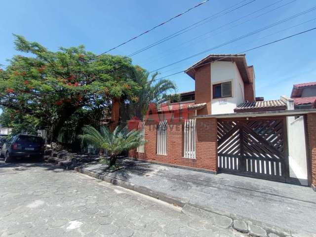 Casa com Mezanino à 250 metros da Praia de Itanhaém