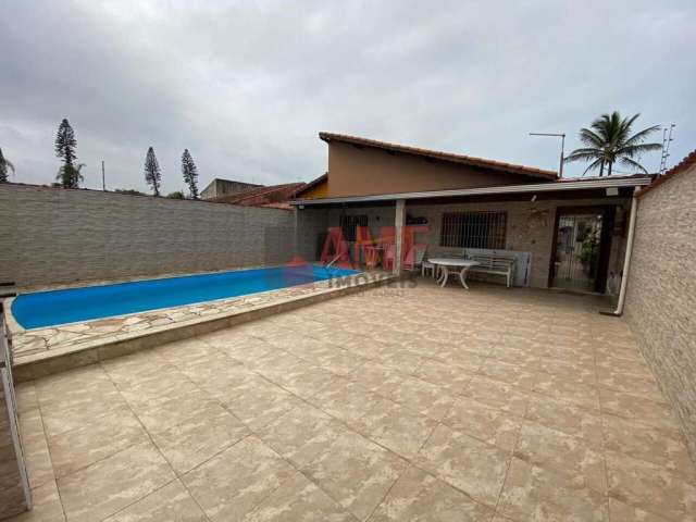 Casa de esquina, 100 metros do mar, mobiliado, com piscina e área gourmet.