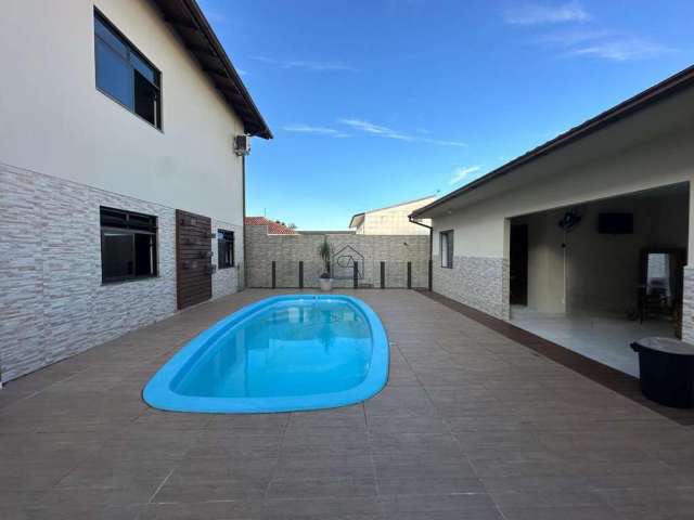 Espaçosa casa com piscina e espaço gourmet à venda.