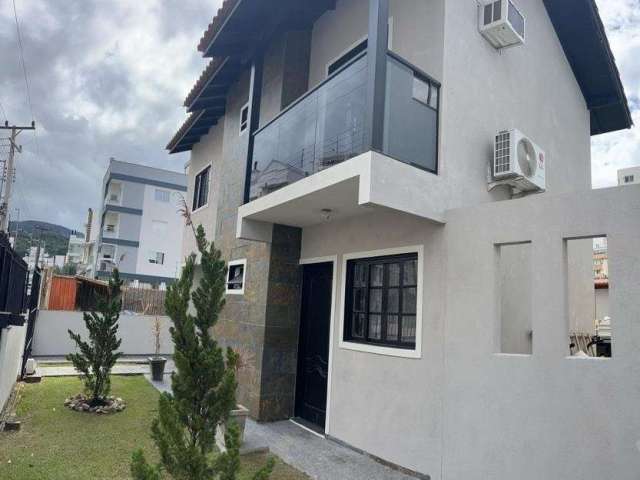 Casa com 3 quartos à venda na Avenida Atílio Pedro Pagani, 20, Pagani, Palhoça por R$ 795.000