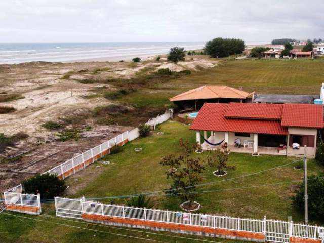 Casa na beira mar com piscina no Bairro Onda Azul