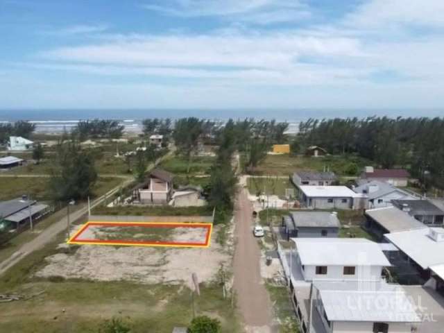 Terreno a pouco metros do mar com frente para duas ruas