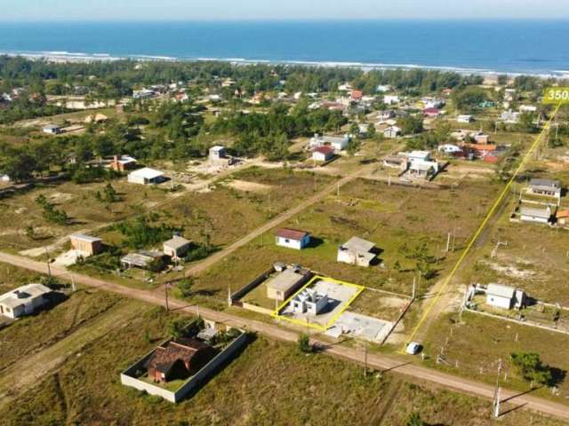 Casa em ponto de acabamento, distante apenas 350 metros do mar