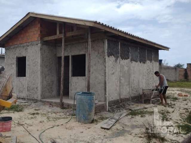 Casa em ponto de acabamento, distante apenas 350 metros do mar