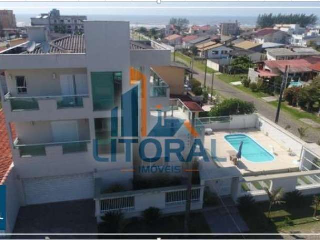 Casa de alto padrão mobiliada, com piscina e no centro da praia Gaivota