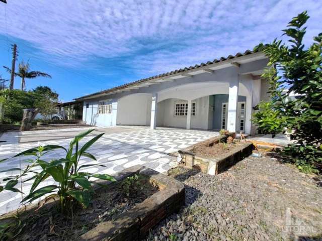 Casa com três quartos, no bairro Turimar em Balneário Gaivota-SC