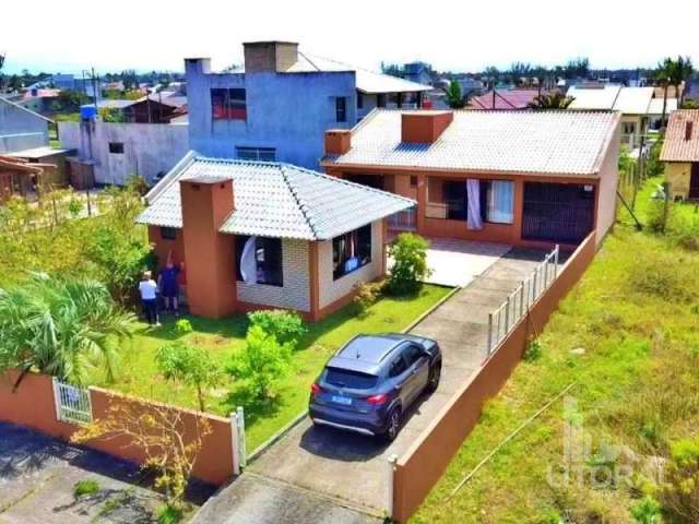 Encantadora Casa de 2 Quartos à Venda no Bairro Santa Fé, Balneário Gaivota SC