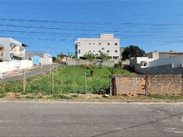 lote em jacaraipe, bairro castelandia, de esquina medindo 10x30, escriturado e registrado, pronto pra financiamento ou pagamento