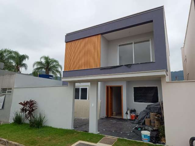 Linda Casa Legalizada Contemporânea a venda Vargem Pequena com 4 Suítes, closet, sendo1 no Térreo, Piscina e Churrasqueira e um belo jardim !