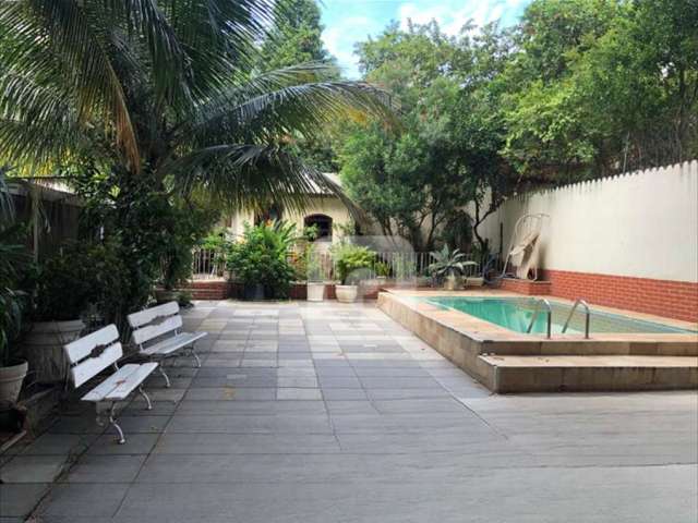 Excelente casa linear, com 3 quartos , 2 vagas, piscina  e churrasqueira