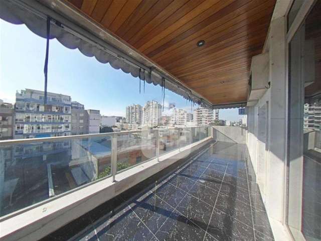 Proximidade  do Shopping  Tijuca. 3 quartos, varandão e 3 vagas na escritura