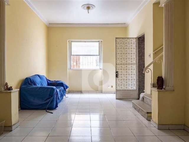 Excelente casa triplex em excelente localização! Aceita financiamento. 193m2