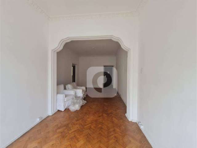 Apartamento em frente  ao Metrô Afonso Pena de dois quartos.