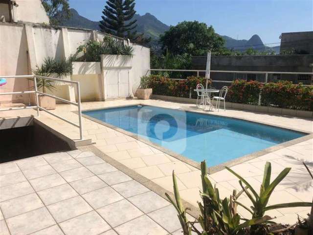 Casa de Luxo na Tijuca com 400m², Segurança e Conforto!!