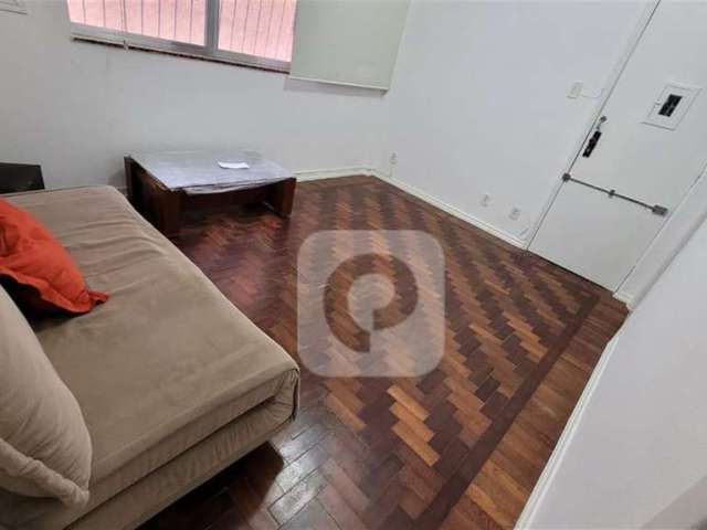 Apartamento de 1 quarto, com área externa, perto da Praça Seans Pena.