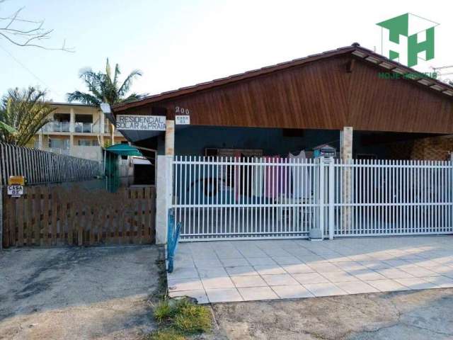 Casa à venda a 200 metros da praia em Guaratuba.