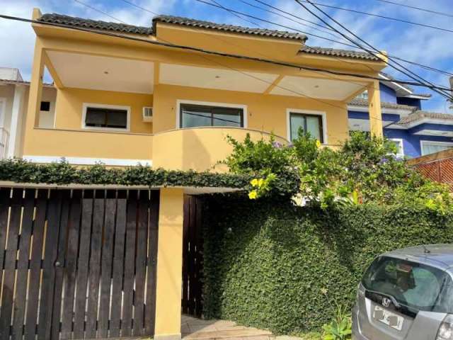 Casa em condomínio fechado com 5 quartos à venda na Estrada dos Bandeirantes, Vargem Pequena, Rio de Janeiro, 260 m2 por R$ 750.000