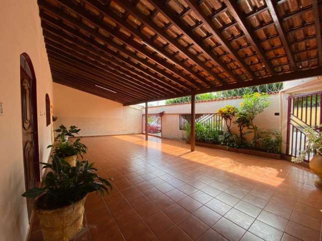 Casa com 3 quartos à venda no Santa Mônica, Uberlândia  por R$ 650.000