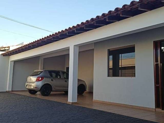 Casa com 3 quartos à venda na Cidade Jardim, Uberlândia  por R$ 890.000