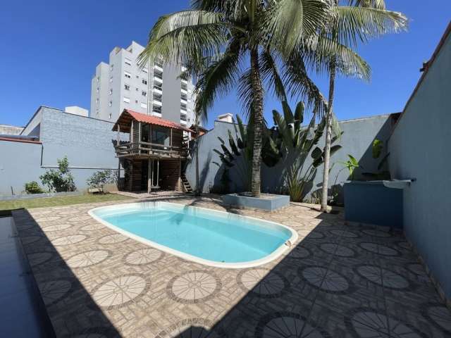 Casa à venda com 03 quartos sendo 01 suíte, 260m2, averbada, piscina e casa de boneca bo Bairro Santo Antônio em Joinville