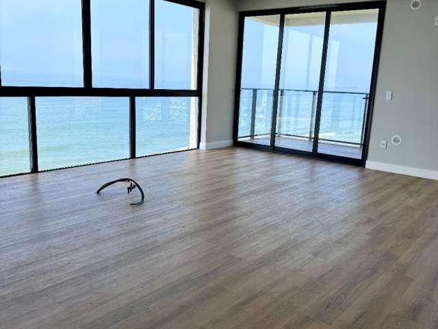 Lindo apartamento frente mar nop Tabuleiro, 111m2 privativos, 3 quartos (1 suite) e 2 vagas