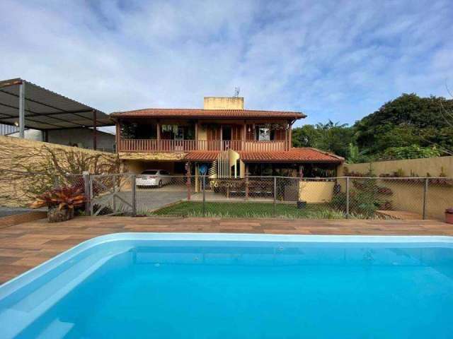 Casa à venda, no Bairro Fazenda Santo Antônio, São José-SC, com 3 quartos, sendo 1 suíte, com 4 vagas