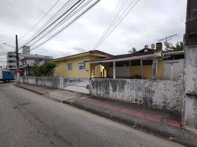 Casa à venda, no Bairro Fazenda Santo Antônio, São José-SC, com 3 quartos, sendo 1 suíte, com 1 vaga