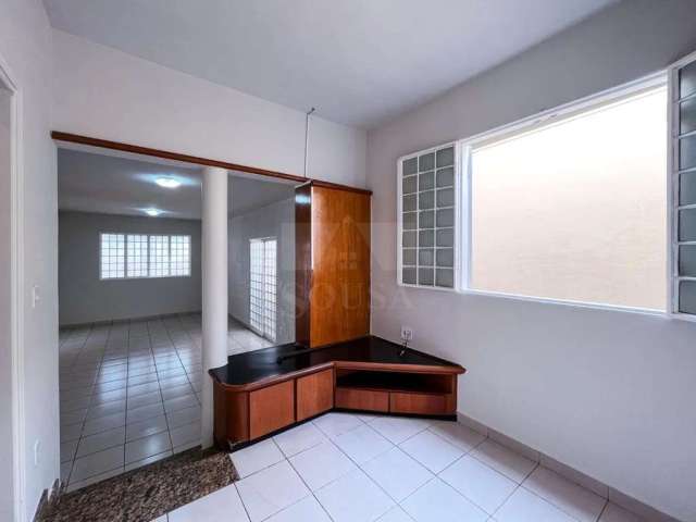 Casa para Venda em Uberlândia, Vigilato Pereira, 3 dormitórios, 1 suíte, 1 banheiro, 3 vagas