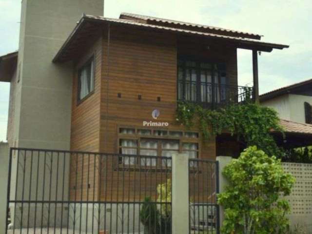 Casa de dois pisos com 3 quartos, 2 banheiros, 1 vaga de garagem