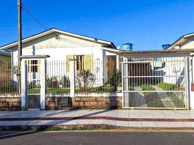 Casa de 3 quartos, sendo 1 suíte, 2 garagem