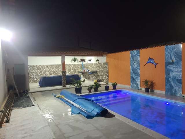 Linda casa com piscina, dois dormitórios (sendo uma suíte) no bairro Indaiá, Bertioga -SP