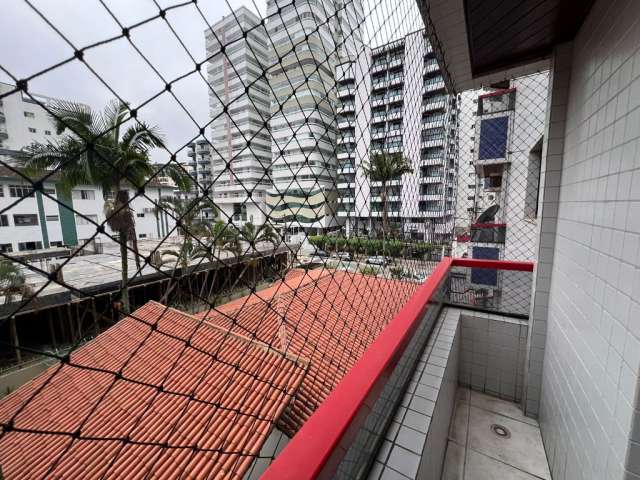 Lindo apartamento, com sacada, prédio com elevador e piscina.