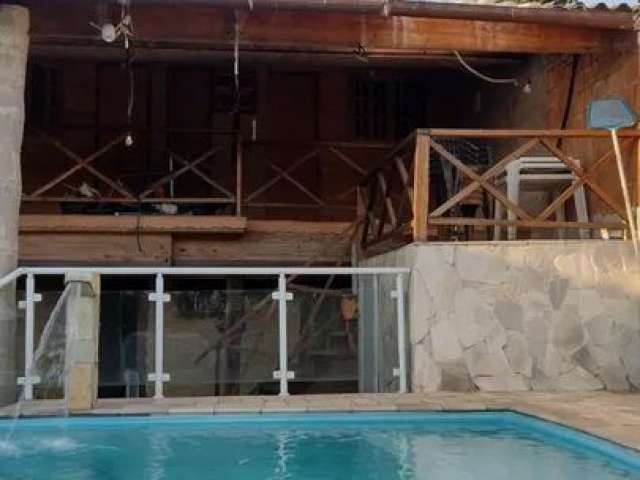 Casa com piscina à venda, 04 dormitórios, 03 banheiros na praia de Mongaguá SP.