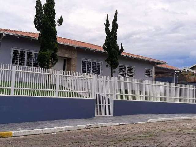 Casa com 3 quartos para alugar no Guanabara, Joinville  por R$ 4.400