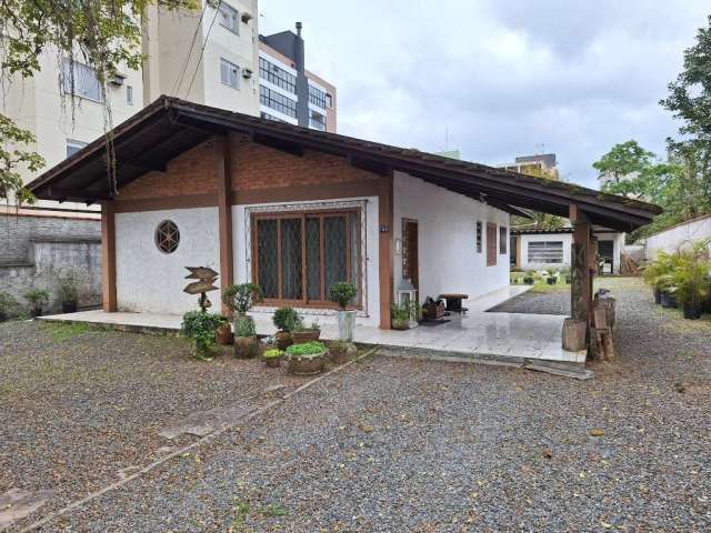 Casa com 3 quartos à venda no Glória, Joinville  por R$ 730.000