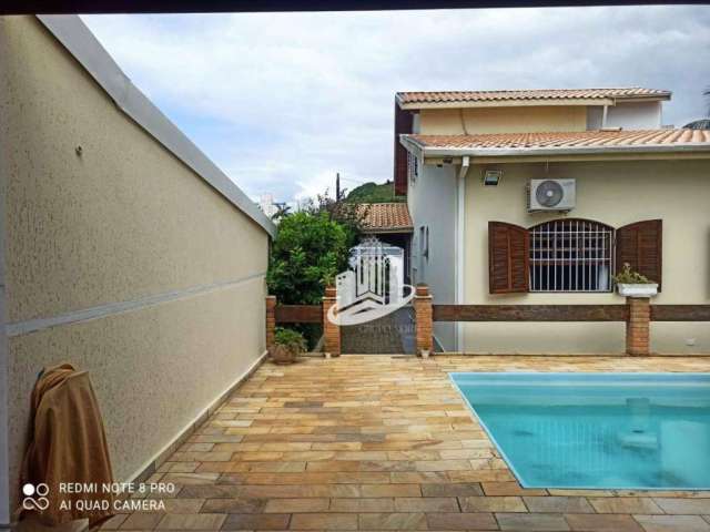 Encantadora Casa com Terreno Amplo e Piscina Próxima ao Canto Bravo na Praia Martim de Sá