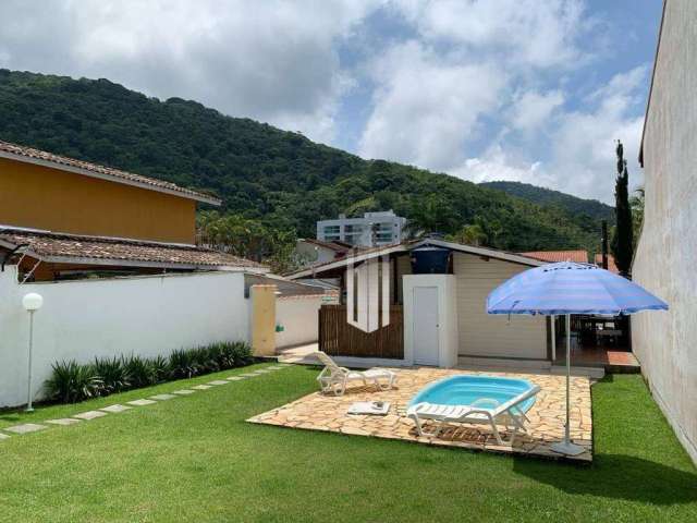 Casa com Piscina  à Venda na Praia Toninhas em Ubatuba/SP