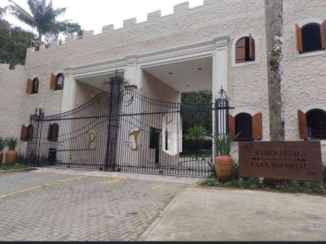 Casa de Alto Padrão no Park Imperial, Próxima à Praia e Cercada por Natureza