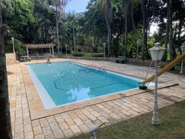 Sitio à venda com duas casas de caseiro, baia, casa sede com piscina, dois lagos