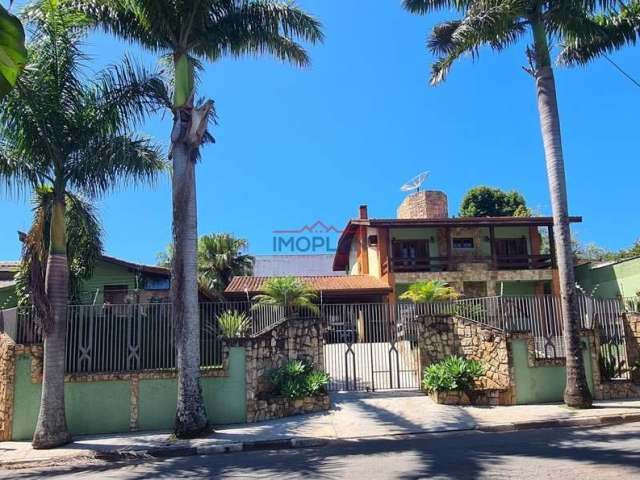 Casa com piscina em bairro residencial