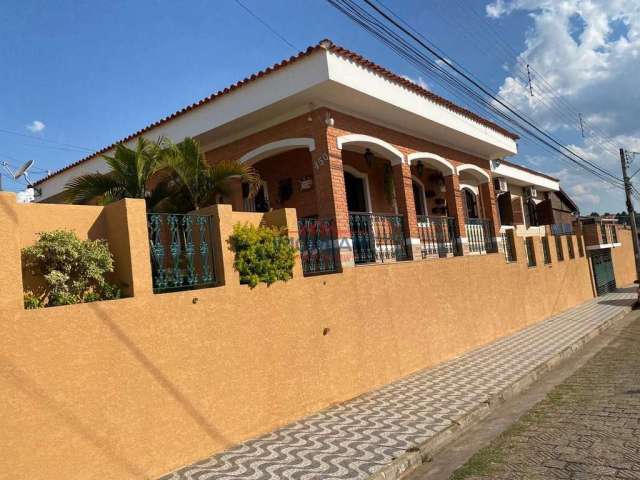 Casa á venda com 3 Dormitórios, 1 suíte, churrasqueira e piscina em Bom Jesus do