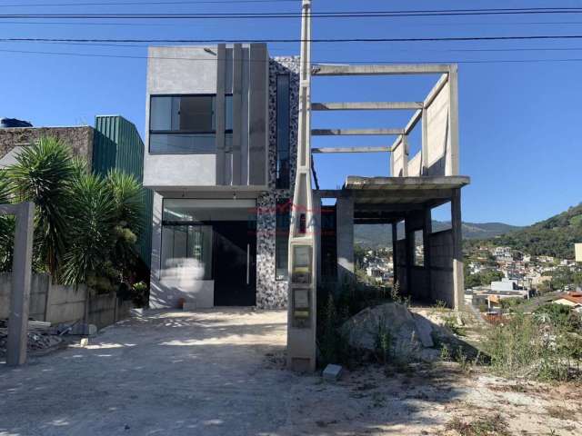 Casa bem localizada com 2 Dormitórios sendo 1 suíte, próximo ao comércio da regi