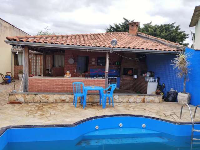 Casa a venda no Jardim Alvinópolis, amplo quintal terreno 247m², térrea.