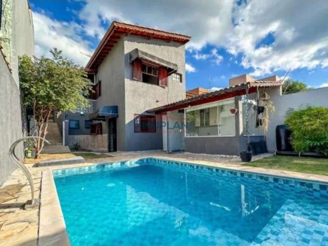 Casa com piscina em excelente localização!