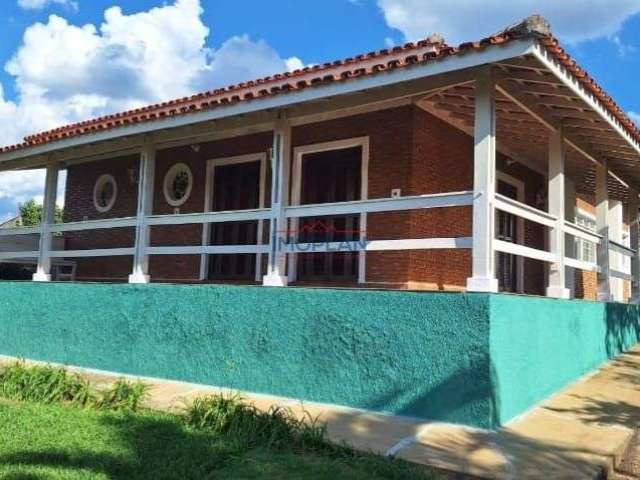 Casa estilo chácara dentro da cidade em bairro arborizado