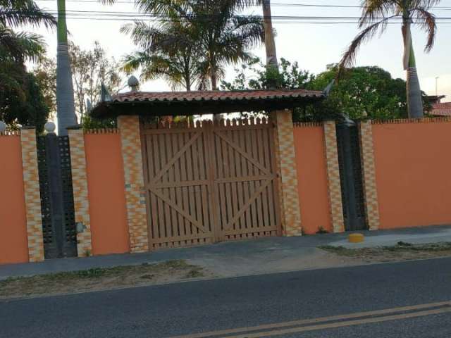 Vende - Se Casa na Avenida Principal da Taiba com Terreno Amplo e Lago Privado