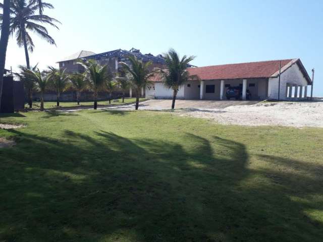 Vende - se Casa Próxima a Praia e Com Terreno Amplo