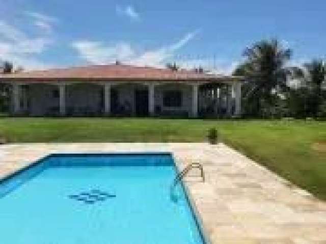 Vende - se Casa com Piscina e Terreno Amplo na Avenida Principal da Taiba