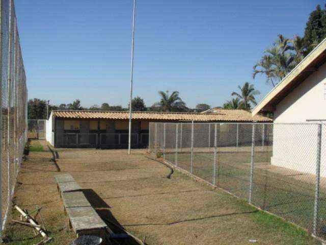 Jockey Club, Propriedade em bom local, com excelente lazer, tendo piscina, campo de futebol, vestiários, churrasqueira, e casas,