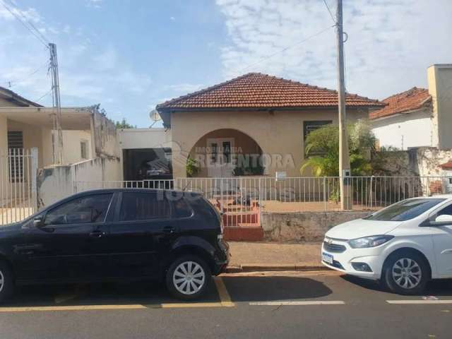 Casa / Padrão -  À Venda com 02 Dormitórios  na Vila Maceno